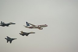 МАКС 2009: Sukhoi Superjet 100 з эскортам 